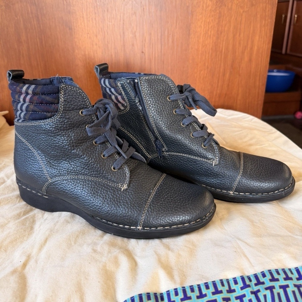 Clarks Woman's Ankle Boots Black Leather Lace-Up Side Zip Rubber US 9